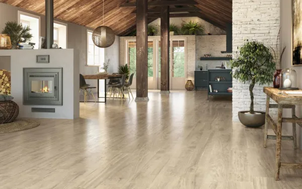 Espacio de la casa con azulejos efecto madera en tonos cálidos, colección Montana de Colorker