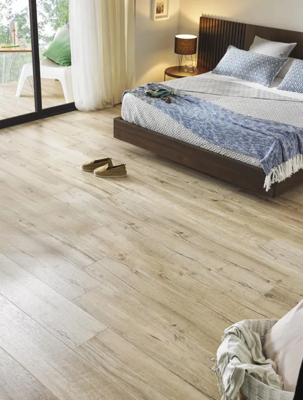 Espacio de la casa con azulejos efecto madera en tonos cálidos, colección Mumble de Peronda