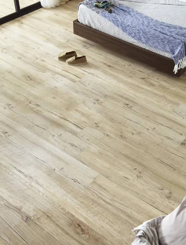Espacio de la casa con azulejos efecto madera en tonos cálidos, colección Mumble de Peronda
