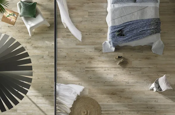 Espacio de la casa con azulejos efecto madera, colección Mumble de Peronda