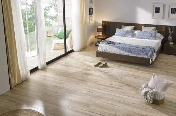 Espacio de la casa con azulejos efecto madera en tonos cálidos, colección Mumble de Peronda