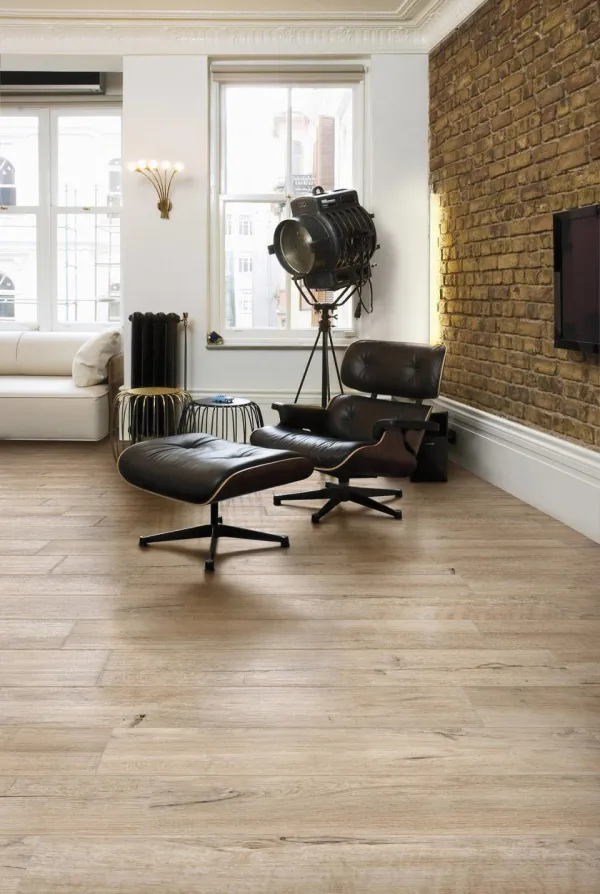 Espacio de la casa con azulejos efecto madera en tonos cálidos, colección Mumble de Peronda