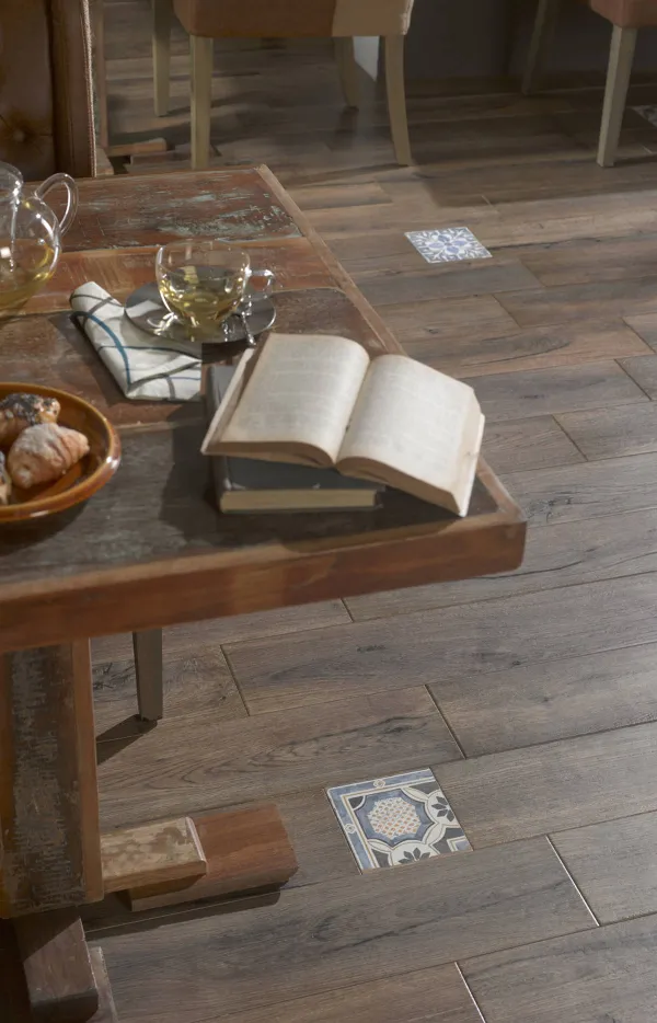 Espacio de la casa con azulejos efecto madera en tonos cálidos, colección Mumble de Peronda