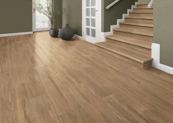Espacio de la casa con azulejos efecto madera en tonos cálidos, colección Natura de Natucer
