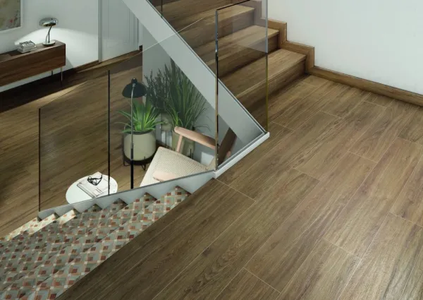 Espacio de la casa con azulejos efecto madera en tonos cálidos, colección Natura de Natucer