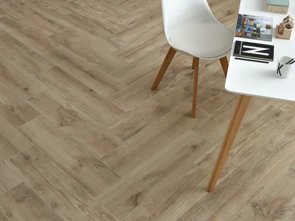Espacio de la casa con azulejos efecto madera en tonos cálidos, colección Norden de Colorker