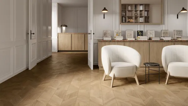 Espacio de la casa con azulejos efecto madera en tonos cálidos, colección Oken de Colorker