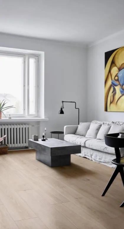 Espacio de la casa con azulejos efecto madera en tonos neutros, colección Oltre de Marazzi