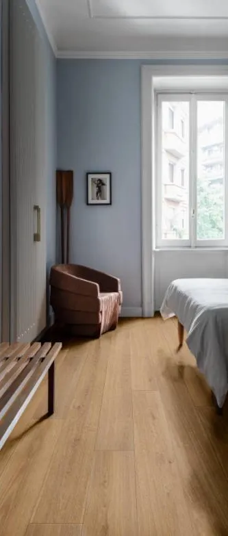 Espacio de la casa con azulejos efecto madera, colección Oltre de Marazzi