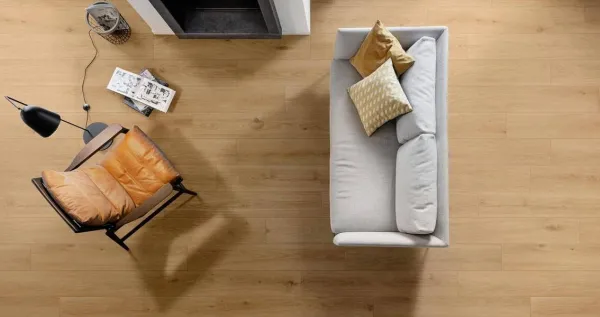 Espacio de la casa con azulejos efecto madera en tonos cálidos, colección Oltre de Marazzi