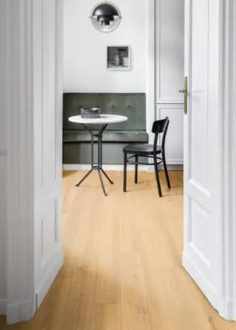 Espacio de la casa con azulejos efecto madera, colección Oltre de Marazzi