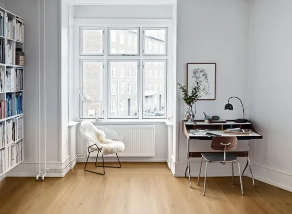 Espacio de la casa con azulejos efecto madera, colección Oltre de Marazzi
