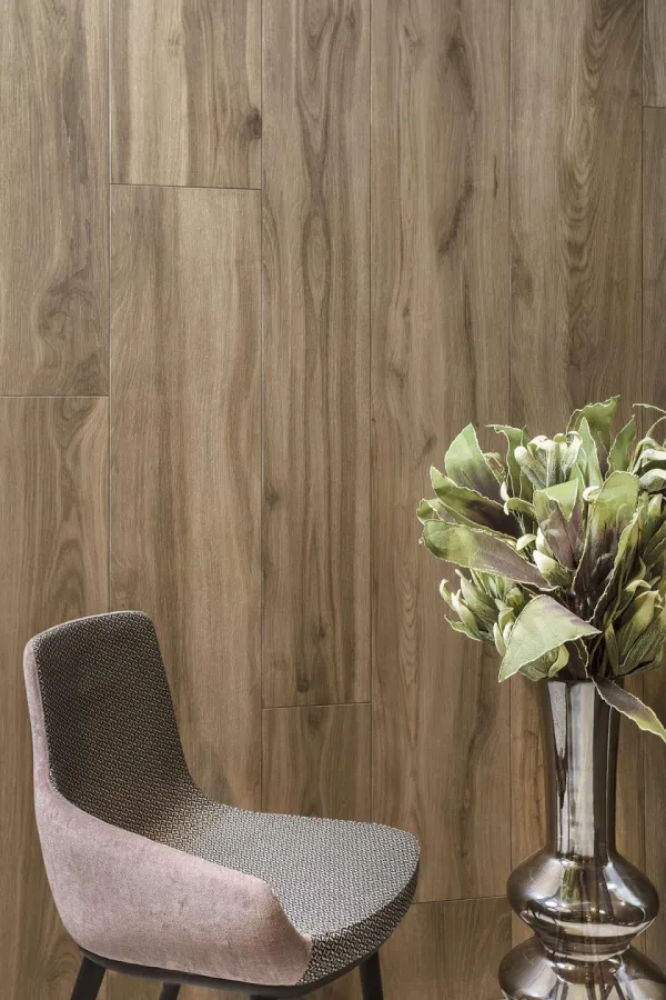 Espacio de la casa con azulejos efecto madera en tonos cálidos, colección Origin de TAU ceràmica