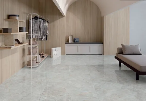 Espacio de la casa con azulejos efecto madera en tonos neutros, colección Otway de Alaplana