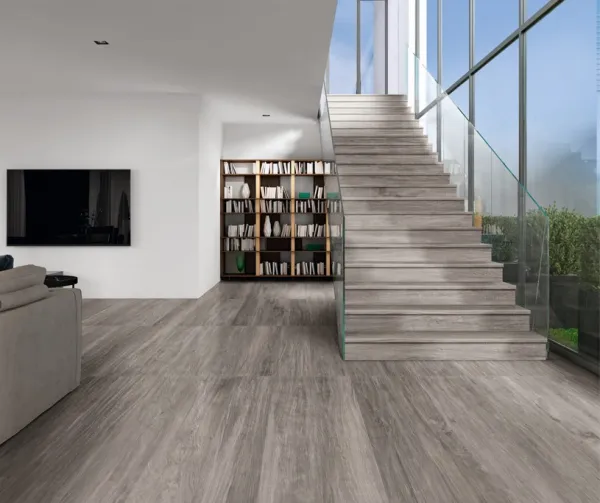 Espacio de la casa con azulejos efecto madera en tonos neutros, colección Park de Natucer