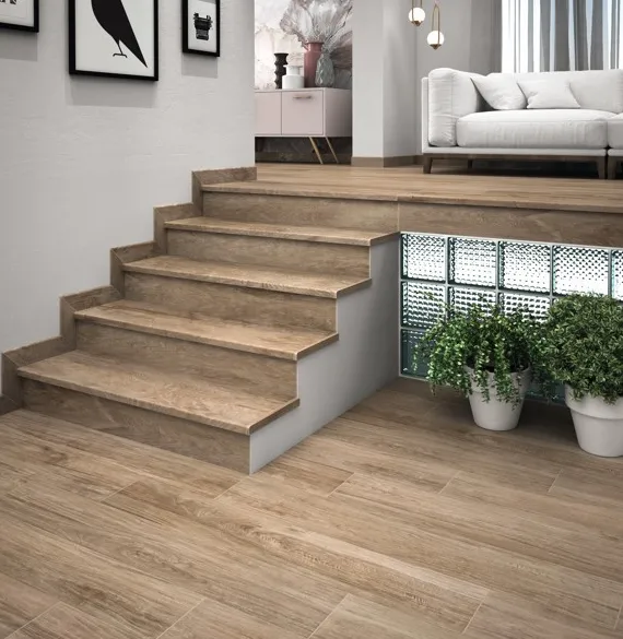 Espacio de la casa con azulejos efecto madera en tonos cálidos, colección Park de Natucer