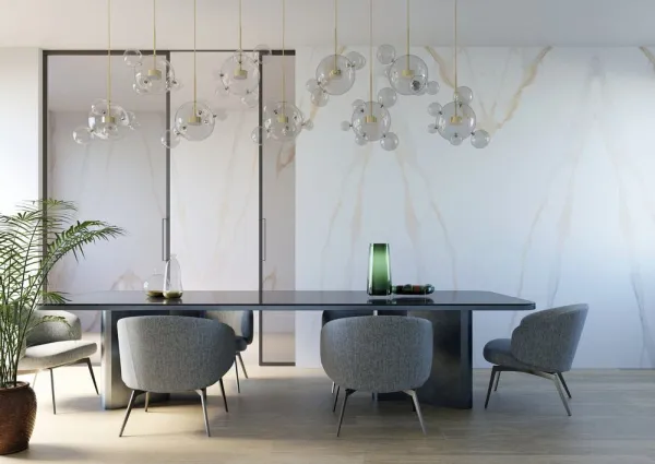 Espacio de la casa con azulejos efecto madera en tonos neutros, colección Rennes de TAU ceràmica