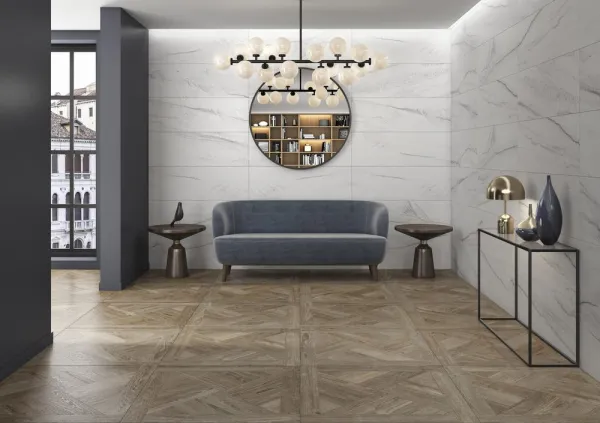 Espacio de la casa con azulejos efecto madera en tonos neutros, colección Rennes de TAU ceràmica