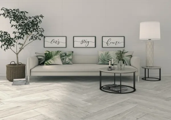 Espacio de la casa con azulejos efecto madera en tonos neutros, colección Rennes de TAU ceràmica