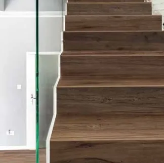Espacio de la casa con azulejos efecto madera, colección Samba de Venatto