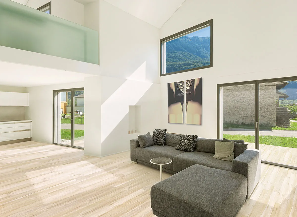 Espacio de la casa con azulejos efecto madera en tonos neutros, colección Samba de Venatto