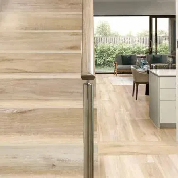 Espacio de la casa con azulejos efecto madera en tonos cálidos, colección Samba de Venatto