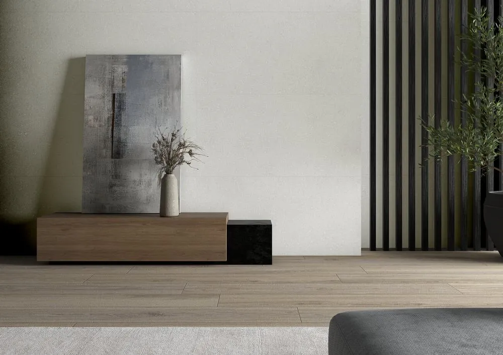 Espacio de la casa con azulejos efecto madera en tonos neutros, colección Sassy de TAU ceràmica