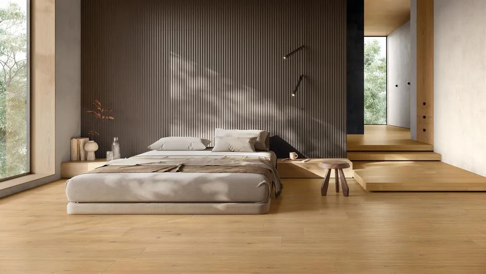 Espacio de la casa con azulejos efecto madera en tonos cálidos, colección Solorovere de Ceramiche Piemme