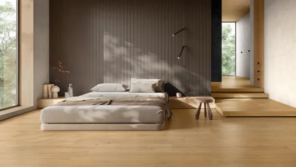 Espacio de la casa con azulejos efecto madera en tonos cálidos, colección Solorovere de Ceramiche Piemme