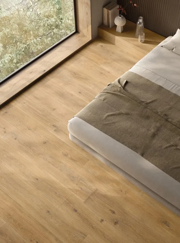 Espacio de la casa con azulejos efecto madera en tonos cálidos, colección Solorovere de Ceramiche Piemme
