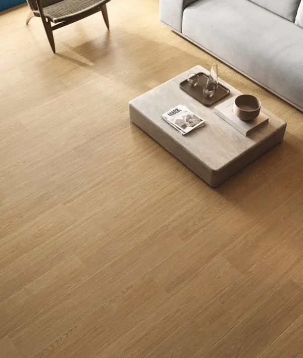 Espacio de la casa con azulejos efecto madera en tonos cálidos, colección Solorovere de Ceramiche Piemme