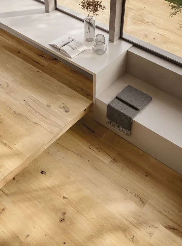 Espacio de la casa con azulejos efecto madera en tonos cálidos, colección Solorovere de Ceramiche Piemme