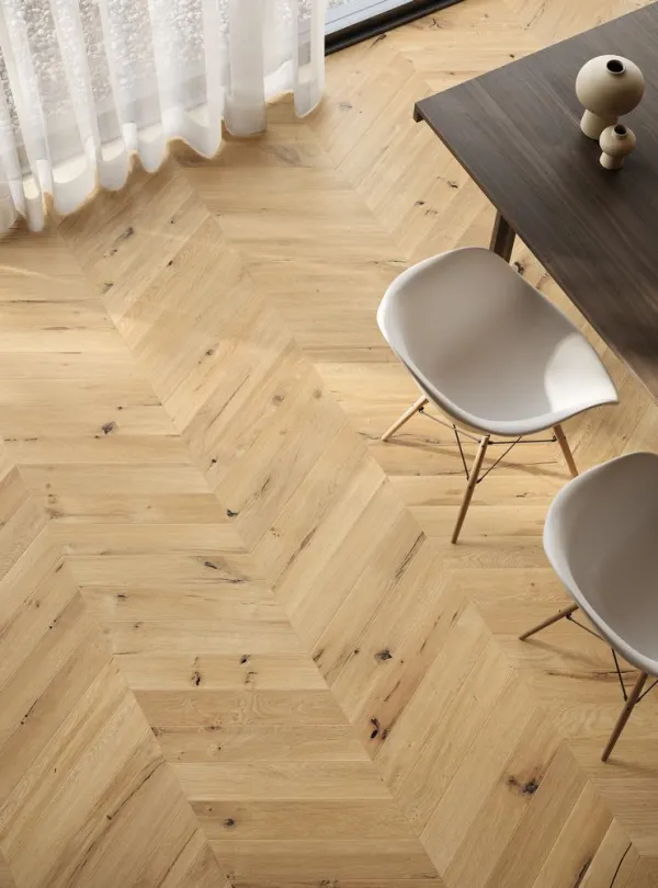 Espacio de la casa con azulejos efecto madera en tonos cálidos, colección Solorovere de Ceramiche Piemme