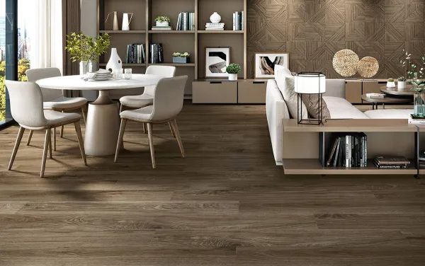 Espacio de la casa con azulejos efecto madera en tonos cálidos, colección Tangram de Colorker