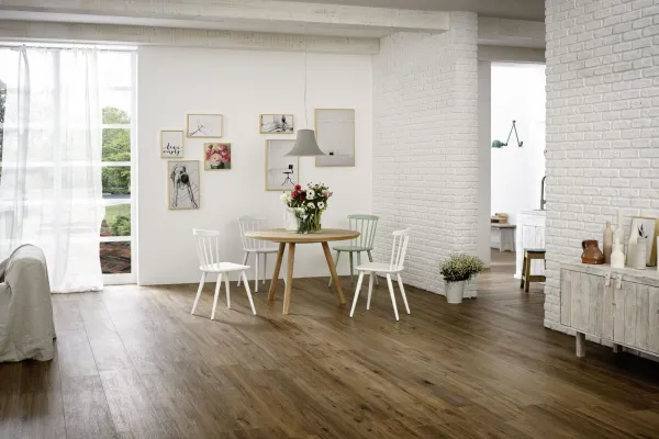 Espacio de la casa con azulejos efecto madera en tonos cálidos, colección Treverktrend de Marazzi