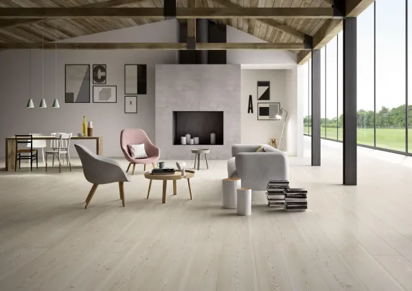 Espacio de la casa con azulejos efecto madera, colección Treverktrend de Marazzi