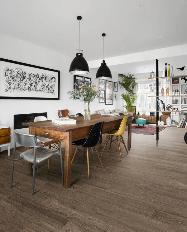 Espacio de la casa con azulejos efecto madera, colección Treverkview de Marazzi