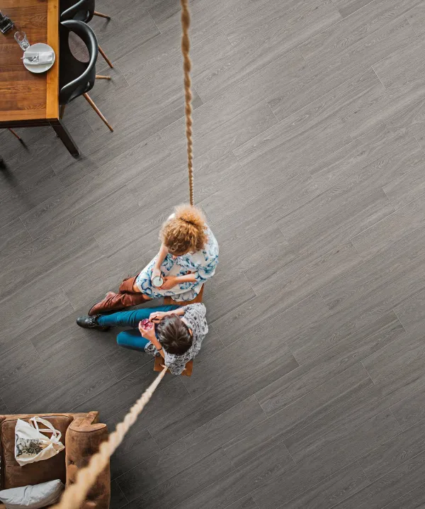 Espacio de la casa con azulejos efecto madera en tonos neutros, colección Treverkview de Marazzi