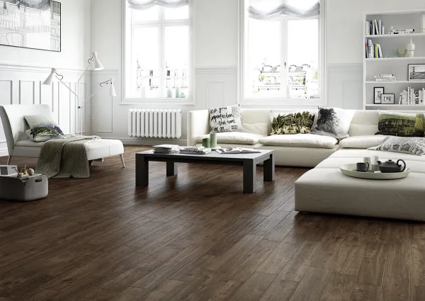 Espacio de la casa con azulejos efecto madera en tonos neutros, colección Treverkway de Marazzi