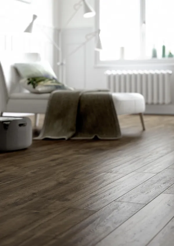 Espacio de la casa con azulejos efecto madera, colección Treverkway de Marazzi