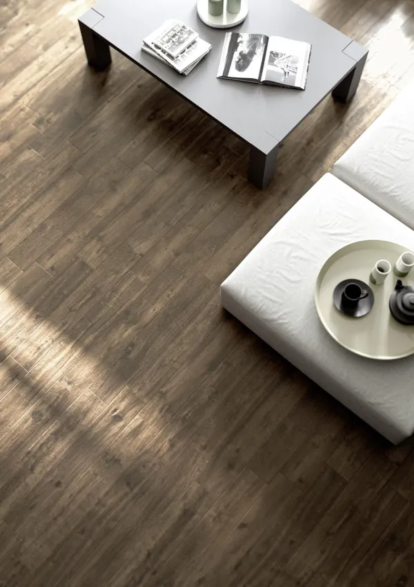 Espacio de la casa con azulejos efecto madera en tonos cálidos, colección Treverkway de Marazzi