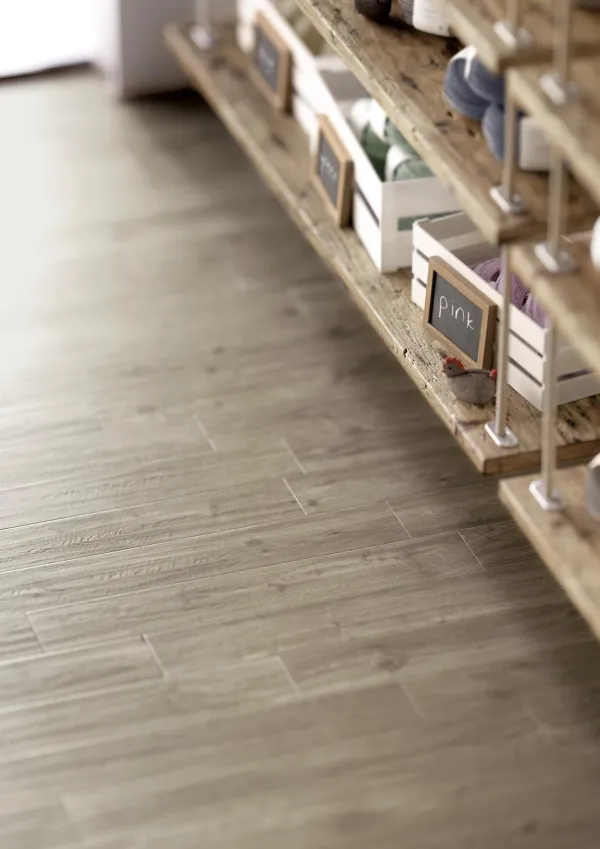 Espacio de la casa con azulejos efecto madera en tonos cálidos, colección Treverkway de Marazzi