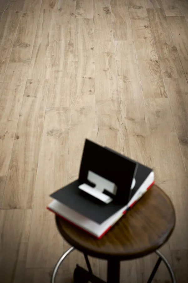 Espacio de la casa con azulejos efecto madera en tonos cálidos, colección Treverkway de Marazzi