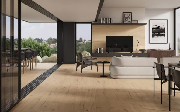 Espacio de la casa con azulejos efecto madera en tonos cálidos, colección Vera de Fanal