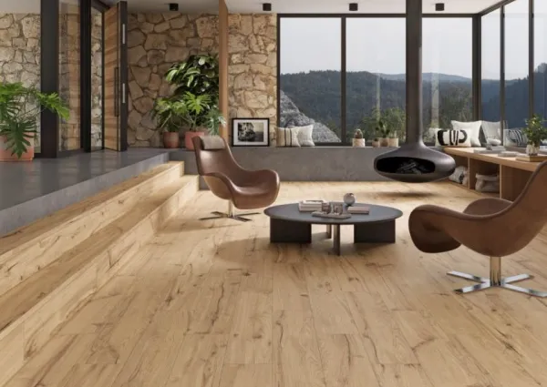Espacio de la casa con azulejos efecto madera en tonos cálidos, colección Vera de Fanal