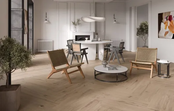 Espacio de la casa con azulejos efecto madera en tonos cálidos, colección Vera de Fanal