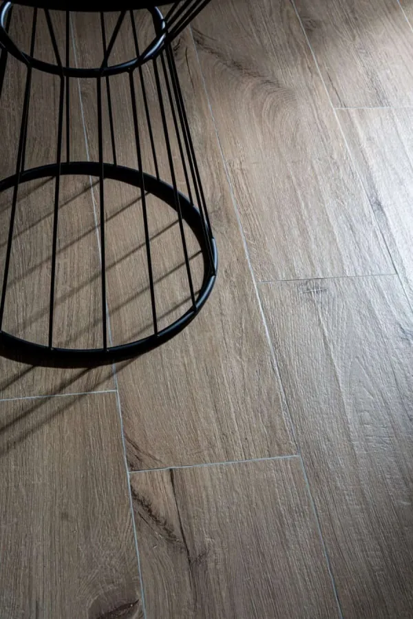 Espacio de la casa con azulejos efecto madera, colección Vera de Fanal