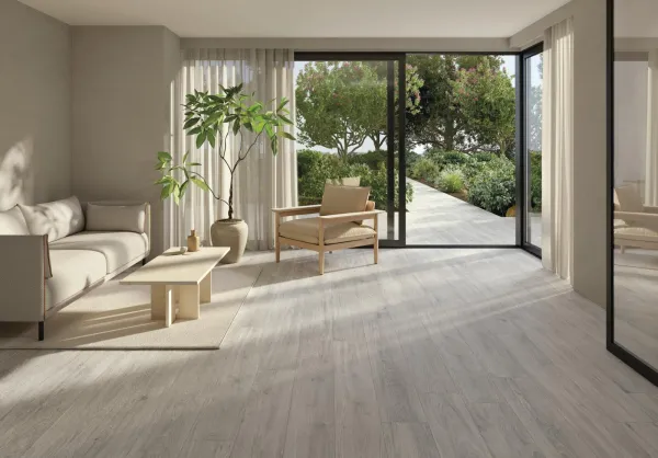 Espacio de la casa con azulejos efecto madera, colección Verbier de Peronda