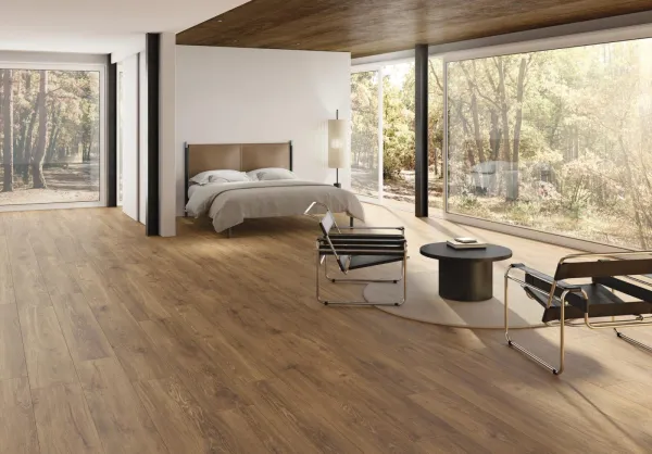 Espacio de la casa con azulejos efecto madera en tonos cálidos, colección Verbier de Peronda