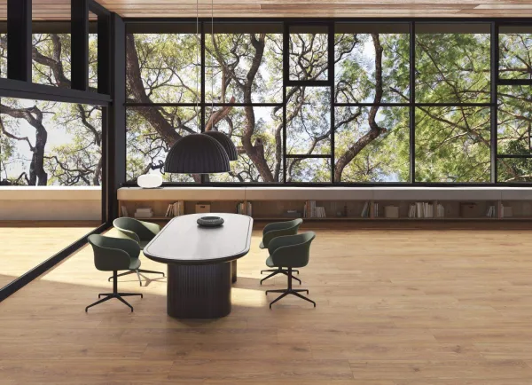 Espacio de la casa con azulejos efecto madera en tonos cálidos, colección Verbier de Peronda